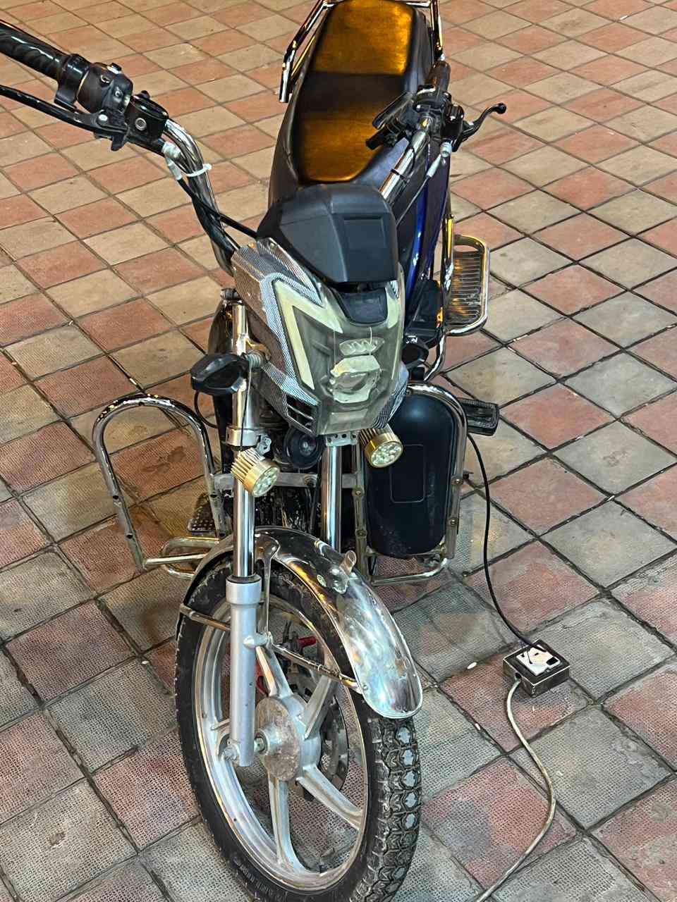 السلام عليكم ورحمة موطور شحن للبيع السعر 450 بي مجال بطاريات عل فحص صار شهرين من شديتهن الرقم 0781287609واتساب
الرقم الثاني ***********اتصال فقط
