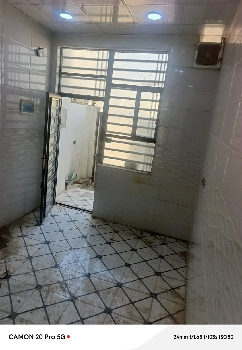 🏡دار اليجار 
المساحة:100 مجمع كامل  متر مربع
عدد الطوابق:طابق وحد
السعر:(250ي الف )  

تفاصيل الطابق الأول:
غرفه
صالة
مطبخ 
صحيات عدد 2
استقبال
كراج كبير/مكشوفه 1

تفاصيل الطابق وحد
غرفه + سويتات (كل غرفة بحمام)
صالة
سطح
مطبخ شتايكر

الميزات:
ماء
كهرباء
قريب من: سوق/مدارس/تبليط #عرض_10

الموقع:🏡 (#توجد_جميع_المساحات)
نجف/شارع الصب عمود 321
 

للتواصل:
***********
