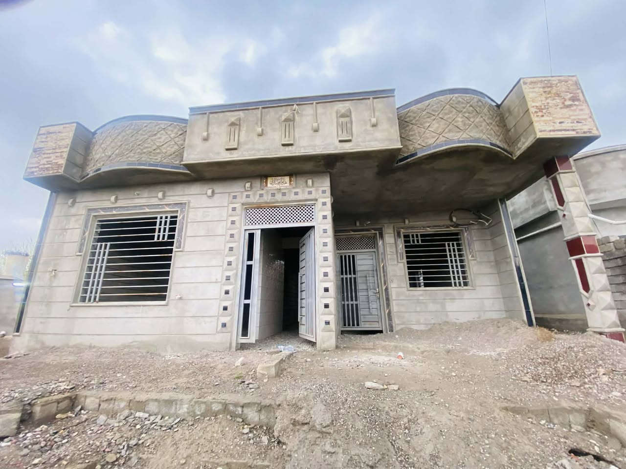 السلام عليك بيت للبيع المساحه 450متر العنوان الخصم قرب مدينه الحمد النامس السعر 75
رقم الهاتف***********
