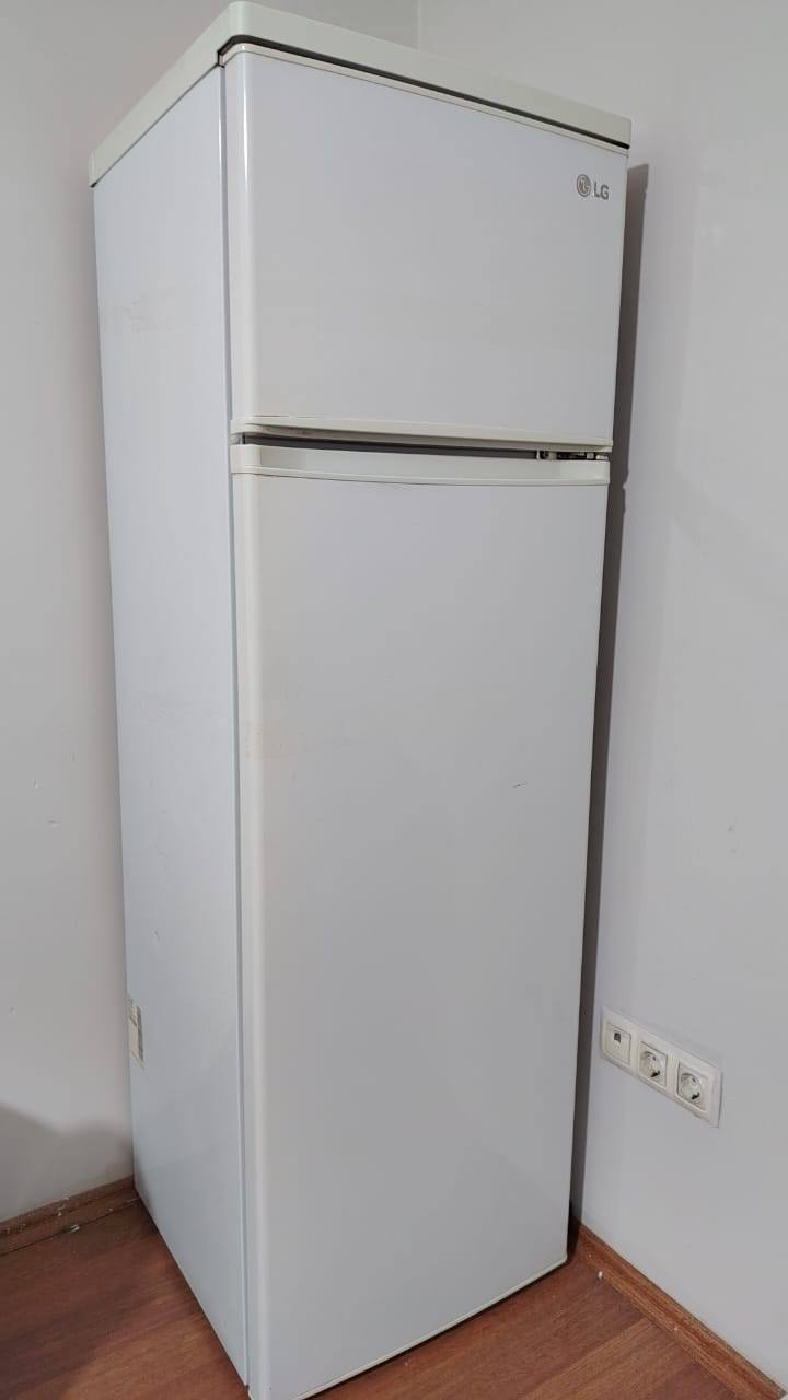 غسالة كوسونيك 6 كيلو 150 الف
براد ماركة LG سعر 150 الف
ميز طعام مع كرسي عدد 2 (20000 الف) 
للبيع التواصل على الرقم ***********
