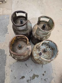 ٤ قناني غاز • دباب