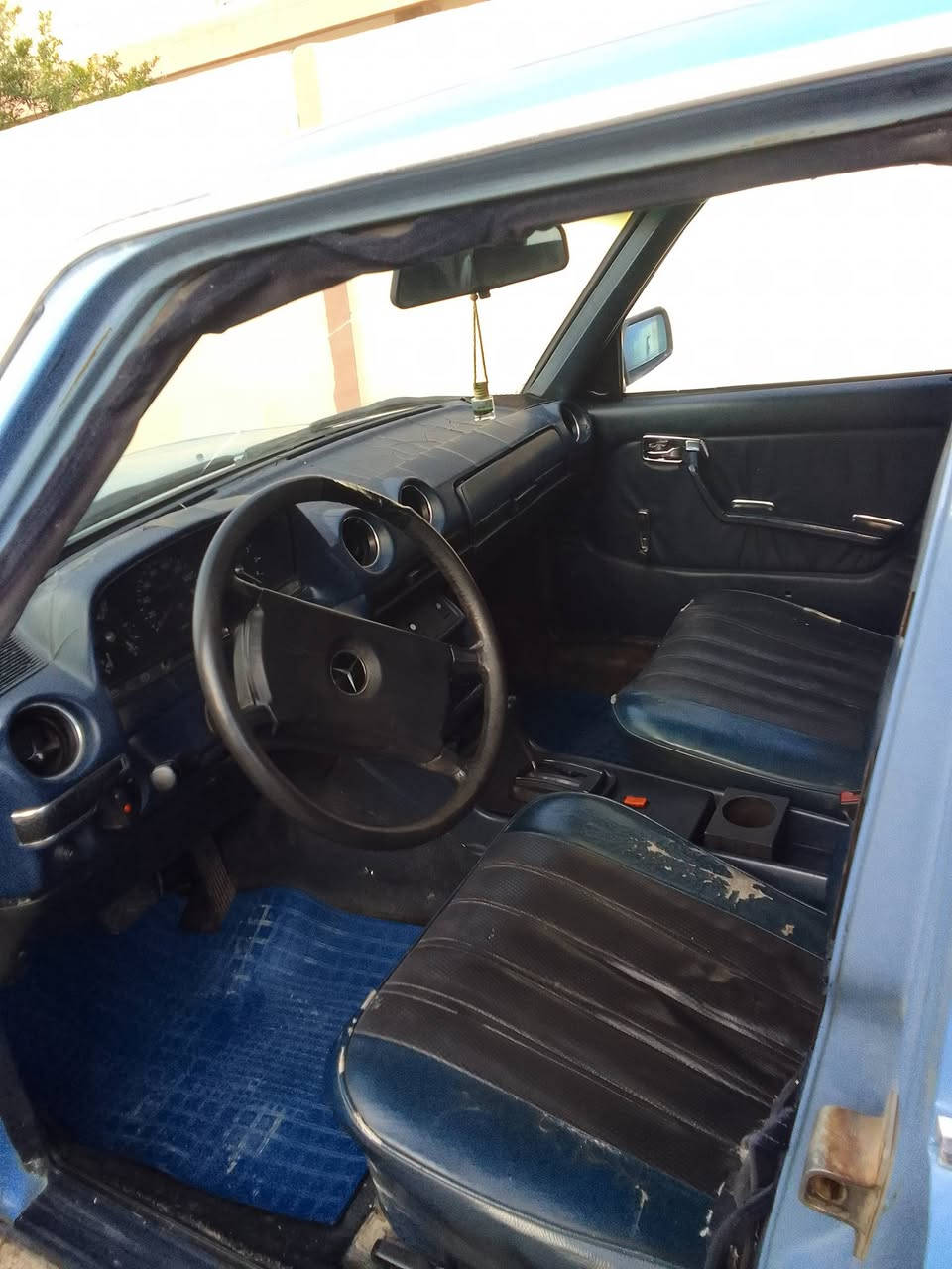 السلام عليكم ..ابو جحيل كير ومحرك بطه 2500 ..موديل 81 ..سنويه جديده .كابون بانزين عظم سياره باسمي  ..بسعر 38 ..***********
