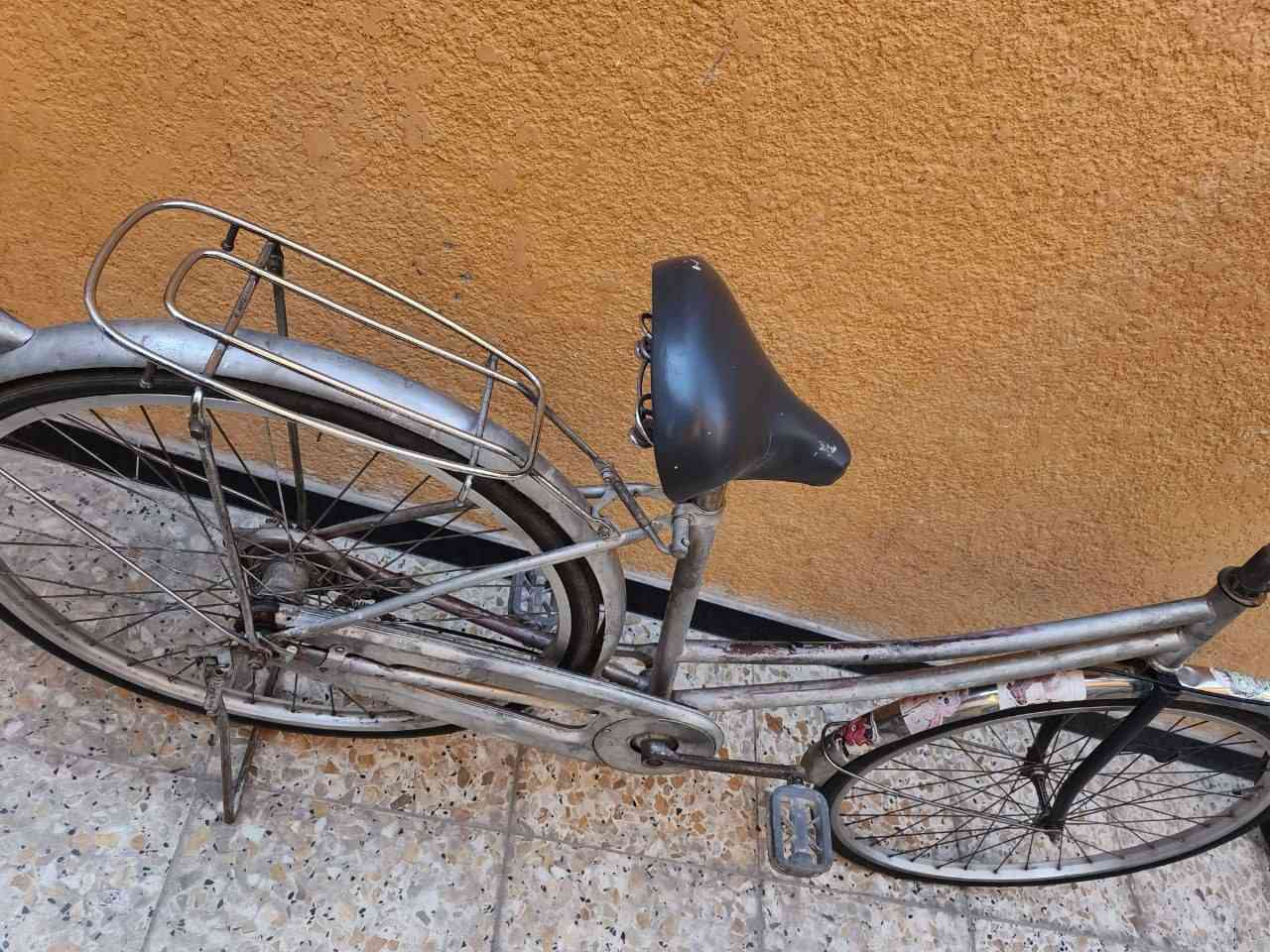 بأيسكل للبيع كلشي شغال بي الصبغ مالته طايح عندك السرج نضيف وعندك البريك بل مكان مابي اي ملعب سعره 50بي مجال مكاني بصره صبخة العرب 
رقم *********** البصرة, العراق
