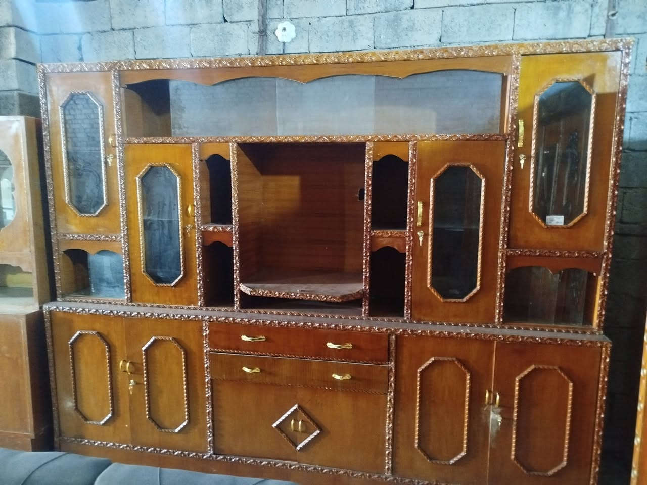 للبيع كنتور 6 باب مع زاوية نضيف بسعر 250 والمعرض 3 متر نضيف حطاطة 125 وبي مجال وغرفة نوم 5 باب كاملة نضيفة 425 وبيهه مجال نضيفة مرتبة ابيع واشتري غرف كاونترات كناتير كلشي اشتري شعندك نزل 
العنوان: بلدروز مقابيل مدرسة الثقافة مجاور انفنتي مول 
للاستفسار: ***********/***********
