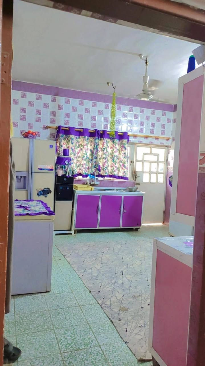السلام عليكم
بيت للبيع في ام الخيل الثالثة قرب شارع 20 البيت موقع مميز يقع ع شارعين الشارع الامامي 10 والخلفي 15 حاليا بالباب سبيس يعني مقبل ع تبليط يتكون من طابقين 

الطابق الاول 

غرفتين نوم صاله كبيره جدا براني كبيره ومطبخ حار وبارد مجمع صحي داخلي وخارجي

الطابق الثاني

يحتوي ع ثلاث غرف نوم مخازن عدد ثنين وصحيات وصاله كبيره 

الي مهتم بي مراسله الصفحة او الاتصال ب الرقم ***********

***********
