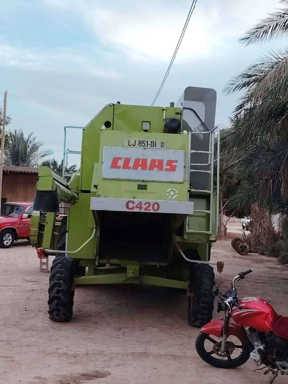 سلام عليكم حاصوده كلاس للبيع موديل 88مكينه على وضع الشركة رقم واسط تحويل مباشر تأير 26لوره18مكينه مديومه وجاهزه محرك و كير و هوزن على وضع الشركة ستفسار ***********
