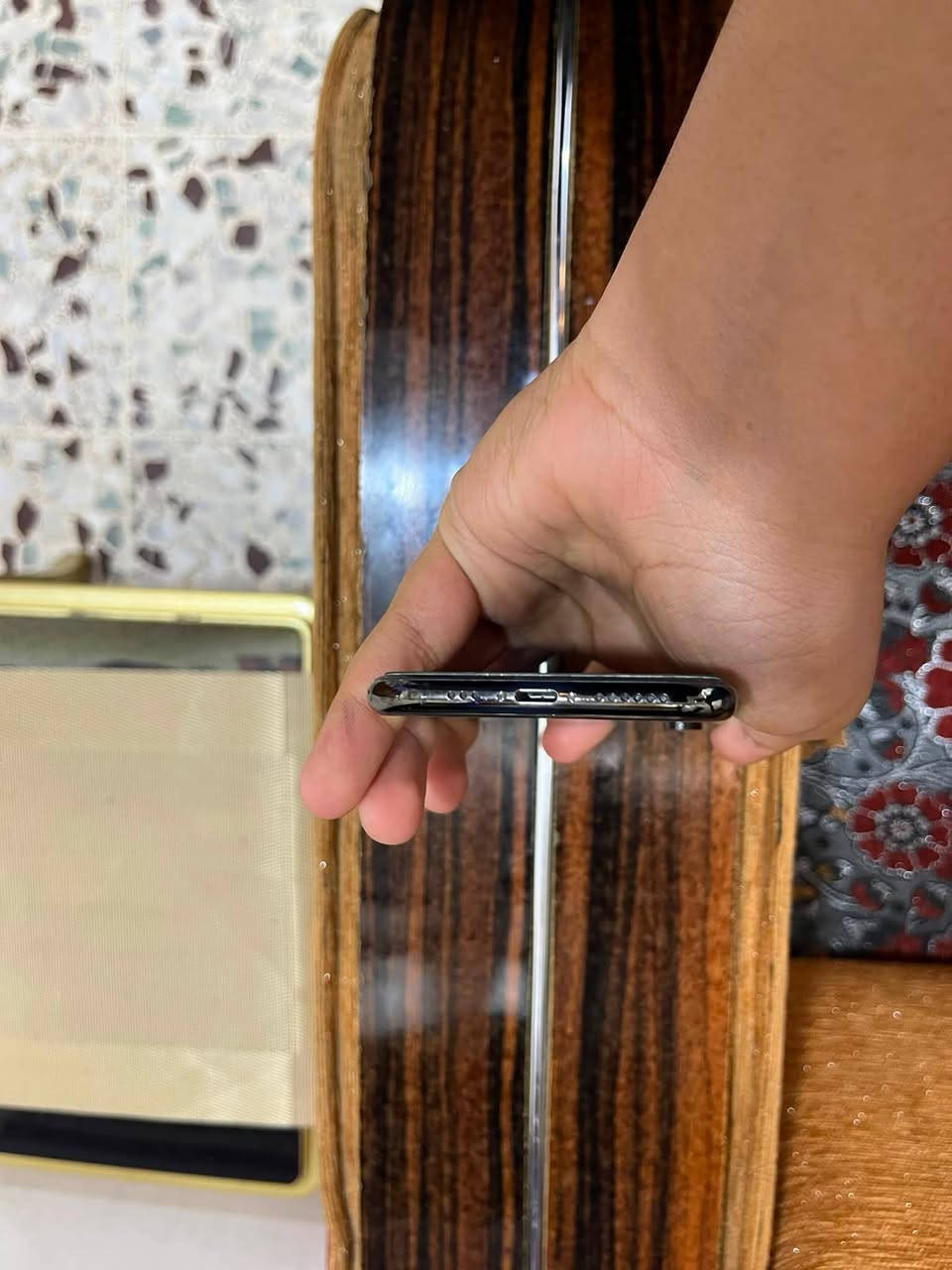 السلام عليكم ايفون xs الجهاز شرط ابلادي ما مفتوح وتر بروف كلو شغال الذاكره ٦٤ البطاري ٧٧ شرط ما امبدله الشاصي نيضف جلخه ما بي بس بي طبع بل شاصي  سعر الجهاز ٢٤٠ وبي مجال حك جيتك وتدللون رقم عل وتساب ***********
