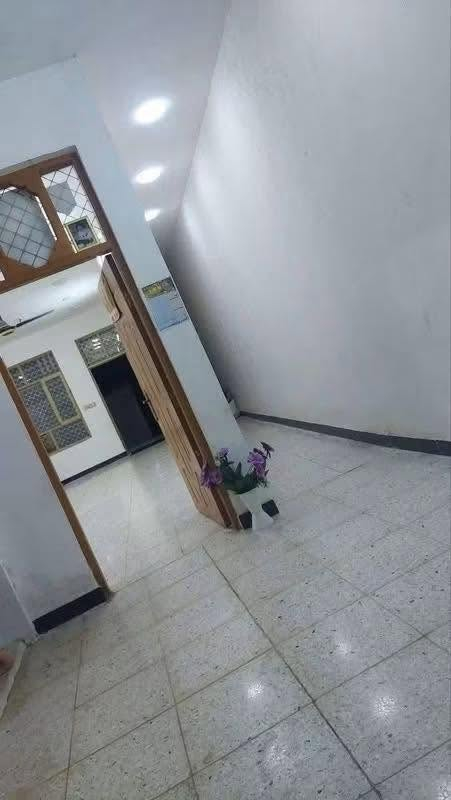 بيت في منطقة الحميديه شارع المعسكر  قرب مدرسة المختار اسوق ابو احمد السوداني الثانيه طابقين المساحة 170 6*28  يحتوي على غرفتين وصالت ثنين مضيف كبير 10متر مطبخ مع صحيات مع حوش كبير بناء حديث 2023  السعر 60بي مجال بسيط للاستفسار الاتصال على الرقم
 ‎***********شارع تبليط مجاري رئيسيه انترنيت ضوئي متوفر وتساب
