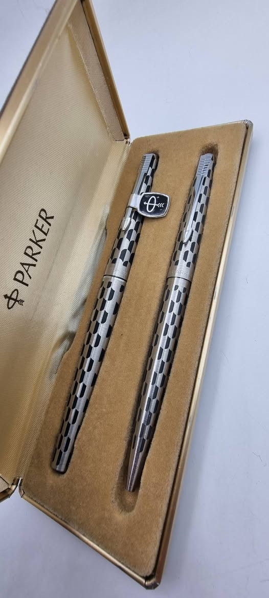 تحية طيبة  ،،،
#سيت_اقلام_باركر_45_هيركوين  PARKER 
          الصنع : انكليزي #اصلي  ، MADE IN ENGLAND  ، 
         إنتاج #قديم  ، بالعلبة #الأصلية  ، حبر + جاف ، 
          اصدار نادر  بنقشة نمط هندسي مميزة جدا  ، 
*السعر : 145 الف ، 
* يوجد توصيل  .


**إذا كنت صاحب هذا الإعلان وتريد حذفه لأي سبب، رجاءا أرسل رسالة إلى الدعم الفني**