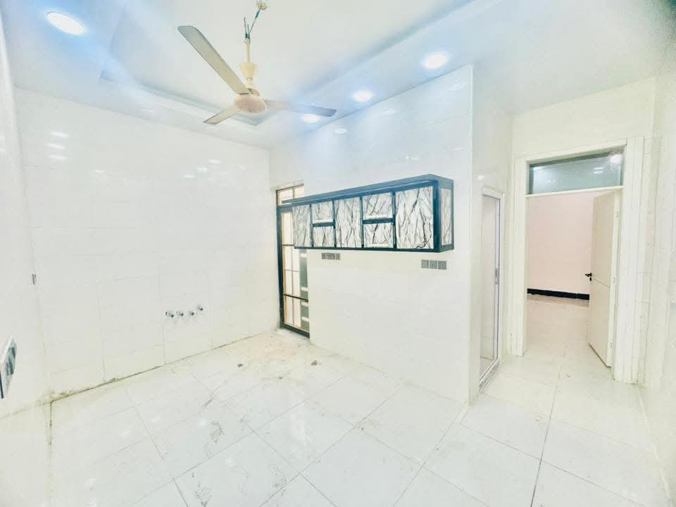 دار لرهن مساحه 80 متر مكانه نجف مجمع بيتي مقابيل مجمع لكرار سعررهن 15 وسنه وقابل لتجديد يحتو عله غرفه ومطبخ ومطبخ حار وحمام 
استفسار

***********
