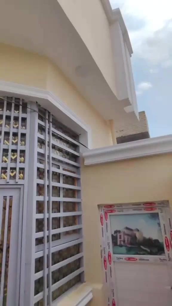 بيت بحي الميلاد مساحة ١٠٠متر طابق واحد بيع سريع جديد البيت موقع شارع ١٥متر مكان فول مفتوح على شارع الحوالي بناء جديد عمود واحد وتنزل عليه سعر ٩٣مجال قليل شراي✍️ ***********بسم راعية مباشر
