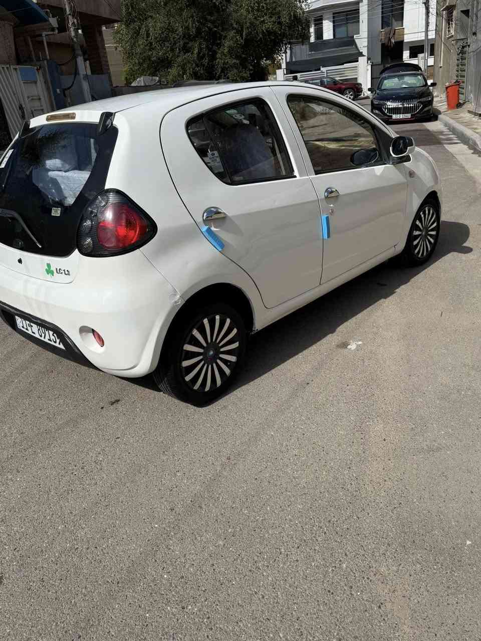 سلام عليكم 
للبيع فقط نقد لا اقساط ولامراوس فقط نقد 
نوع / جيلي  باندا 🐼 
موديل / 2013 
ماشيه / 100 km 
لون / ابيض 
رقم / بغداد إنكليزي جديد 
ملكيه / باسمي شخصيا شرط تحويل 
سنويه / لحد نهايت 2028 
هزه / لحد نهايت. شهر 4.    2026
صدر / امامي خلفي جديد  شرط تراي شركه 
لغود شواصي / مكفولات 
كير اوتماتيك / بلادي مالتهه / مكفول 
مكينه / بلاديه باندا 1300 مكفول 
تبريد / شغال وشرط ثلج منظومه كامله جديد
تبديل / بدون تبديل كله بلادي 
ضربه / بدون ضربه وبدون دواخل 
صبغ / بيهه صبغ شي بسيط جاملغ وشويه بل باب 
كهرباءيات /كلهه شغاله وبدون اي نقص وعليها ادامه كامله
سنتر لوك شغال / شاشه /  جام  كهرباءي وكله شغال / دوشمه جديده وتغليف نايلون داخل كامل /تايرات جديد قبل كم يوم شادهم + تخم ويل + تخم كبات + منظومه تبريد جديده  / تخم يدات بوب أستيل جديد / دهن كير ومكينه جديد / ادامه كامله. تبديل نوزلات وبلكات ومجاول. وحساسات وقاعده فيت بم كله جديد بل عافيه على يأخذهه سياره متصرف عليها ربع. 
السعر / 51 $ ورقه مايعادل بل عراقي  7 مليون و900 وبيهه مجال انشاء الله 
العنوان / حي الأعلام. / تقاطع الدرويش 
الرقم / ***********
