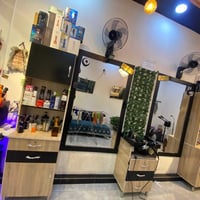 ميز حلاقه • نضيفه • للبيع