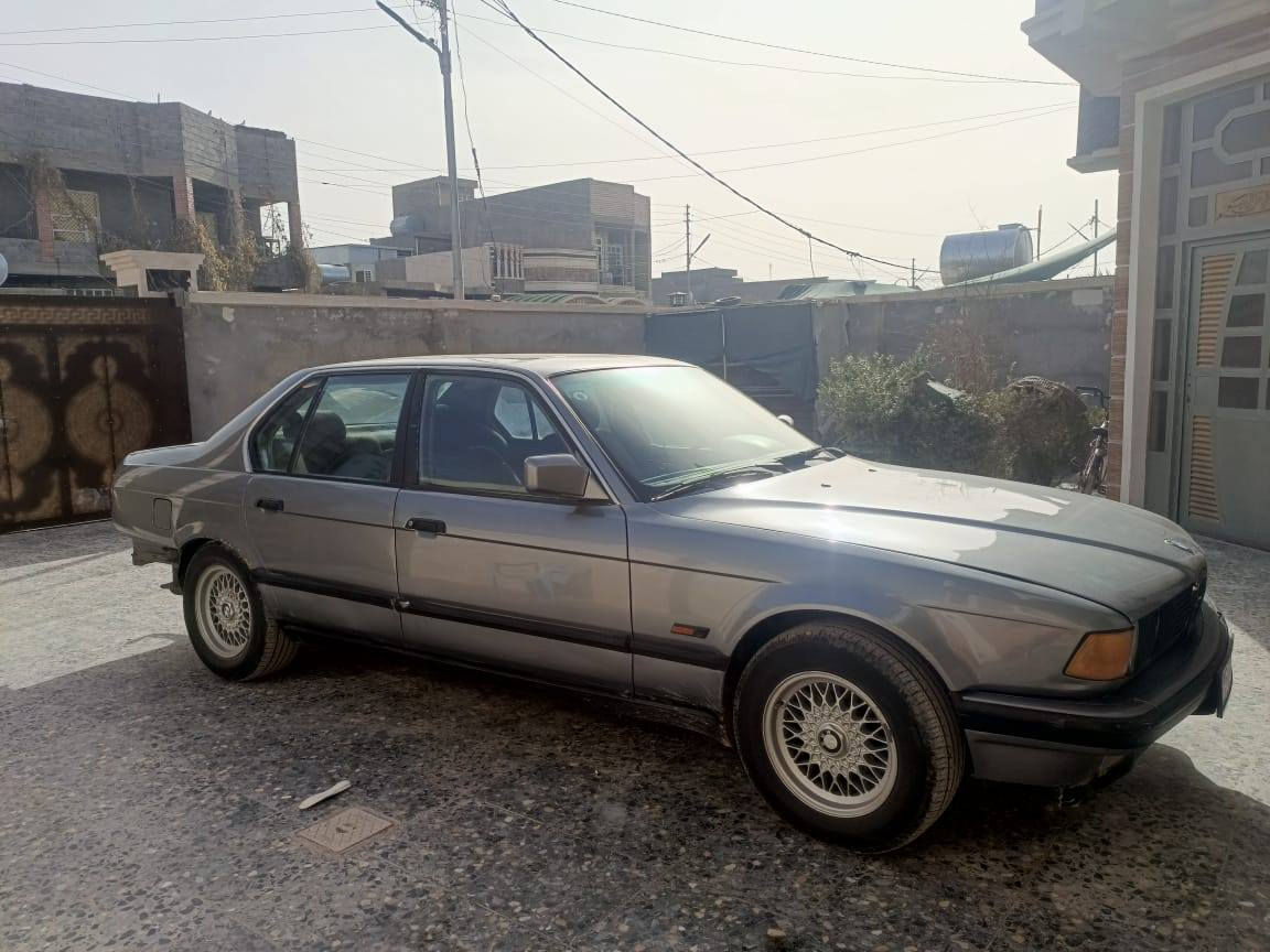 سياره بي ام  735موديل 92رقم دولي سياره تخم تاير صدر جديد جاهزه من كل شي سنويه جديده والسياره باسمي السعر 55ورقه للاستفسار الاتصال على الرقم ***********
