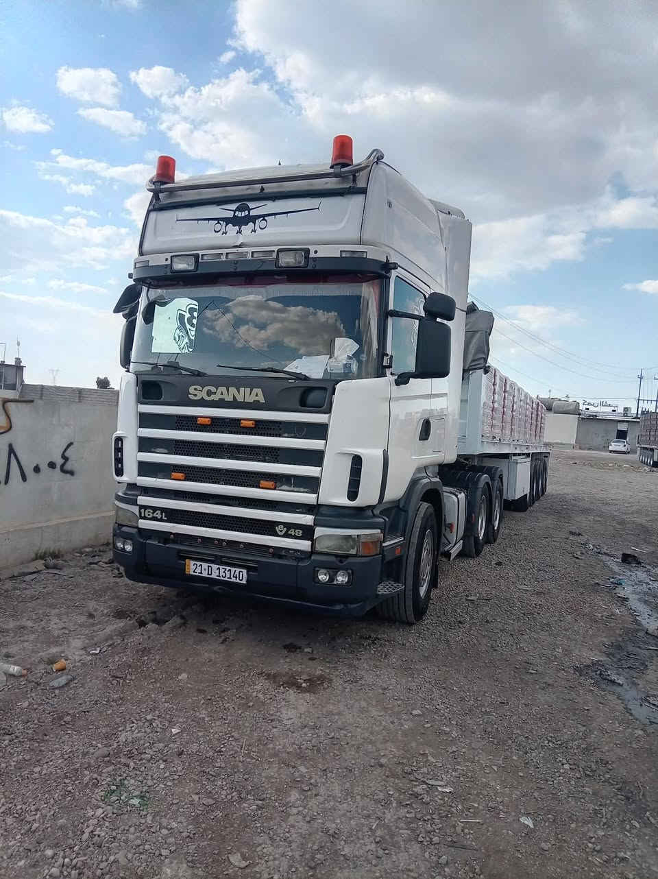 السلام عليكم سكانيا للبيع 2005 رقم سليمانيه راس وعربانه 13 60 حجم المحرك 480 ماكينه 8 اربع دناكير تبريد ريتايدر ثلاجه عربانة دك جرف الرأس سحال خلفي دبل تاير عنوان دوز سعر بالخاص رقم الهاتف ***********
