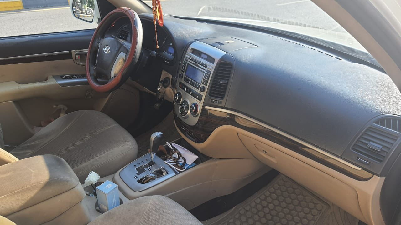 سنتافي للبيع ٢٠١٢
فول ما عدا البصمة  مكفولة من الصبغ والبارد كلين  رقم اربيل الانكليزي سنوية بأسمي  《 مواصفات السيارة 》
 - حجم المحرك اربع سلندر ٢٤٠٠
   - ٧ راكب 
 - ثلاث قطع  تبريد   -حساسات أمامي وخلفي 
 - كامرة   
-طخم تواير  جديدة  اسبير ويل كب ايضا
  - مري شفط
 -فتحة بالسقف
السعر  ١٦٨ 
مكان السيارة موصل الايسر  حي الحدباء 
رقم صاحب السيارة 
***********
