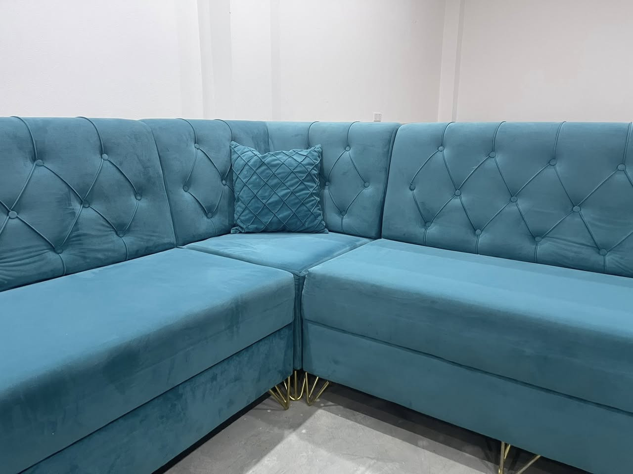 L
ئەم ئێڵە بۆفرۆشتن دەست کردە 
زۆر پاکو بێ عەیبە 9 نەفەریە تابڵێی
شتێکی نایابە قاچەکانی هەمووی ئاسنە 
ژم***********
