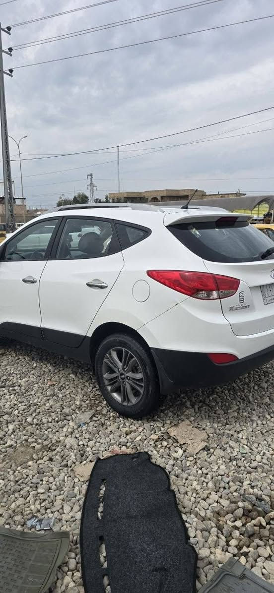 السلام عليكم 

توسان 2014 خليجي رقم بابل بسمي 
بيه سونار بالمنشور 
لون ابيض محرك ٢٠٠٠ 
كير حداديه محرك كفاله عامه 
تبريد جاهزه من كلشي 
مواصفات معروفه 
السعر ١٤٠وبيه مجال 
مكاني الديوانيه قضاء عفك 
رقمي ***********واتساب
***********واتساب
