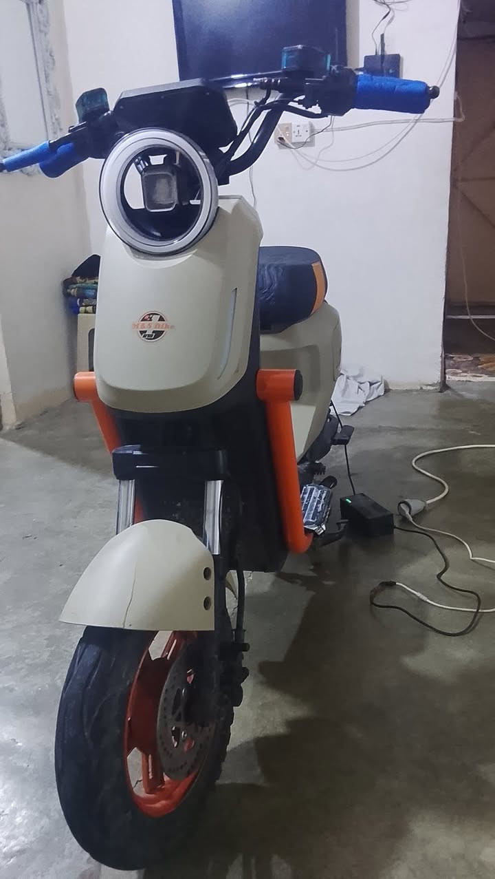 سلام عليكم شباب دراجه لبيع موديل 2025 كل عيب مابيها سرعه كير الاول 55 كير الثاني 75 كير الثالث 99 اشاير كله شغال ابريكات شغال بلاتوث شغال صوت عالي بطاريه شرط 
عل مفتاح نوع اف 918 نوعيه مرغوبه ابيع او مراوسه 
سعر 400 او بي مجال مكاني كركوك قدسيه الثانيه شارع ابو وليد رقم الهاتف *********** شراي اتصل عل رقم او تعال خاص تحياتي للجميع
