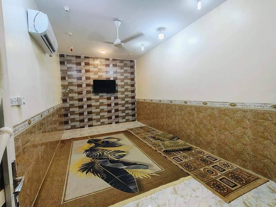 بيت للبيع حكيم شارع علاء غريب مساحه ١٣٠ شارع ١٢ ومرقم من بلديه اتصل ***********
