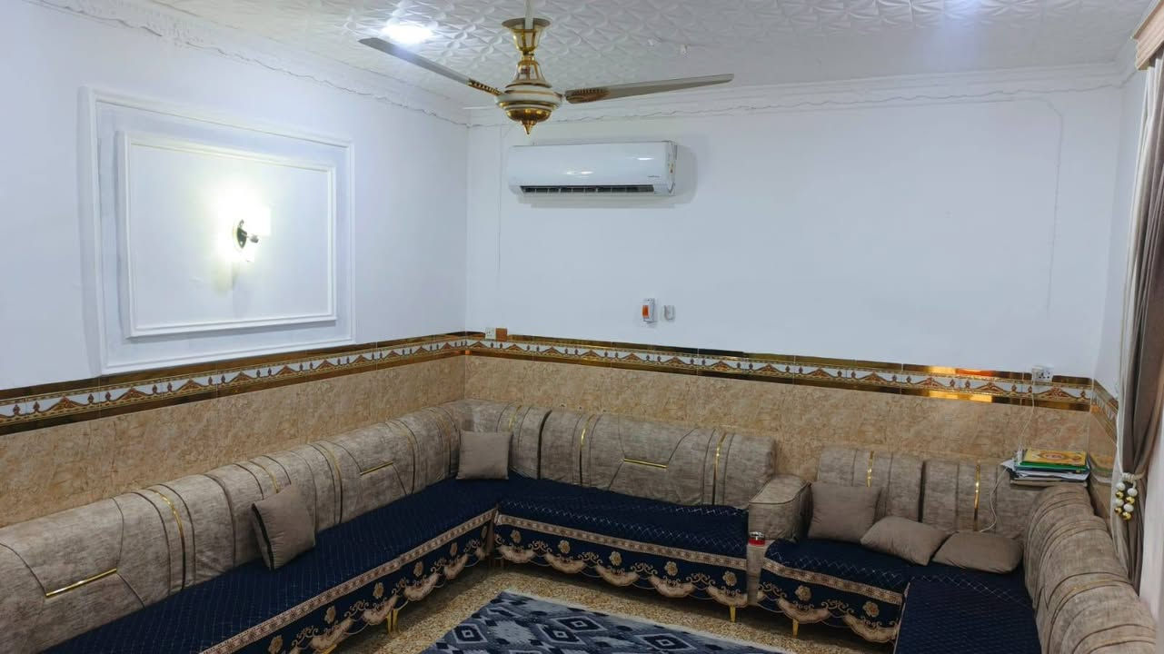 السلام عليكم بيت للبيع
البيت ركن مساحته 148 

يحتوي على ثلاثة غرف نوم ومخزن واستقبال وصاله ومطبخ وحديقه خارجيه السعر على الخاص 
العنوان بابل المدحتيه حي العسكري مقابل مدرسة كميل
رقم الهاتف :***********
