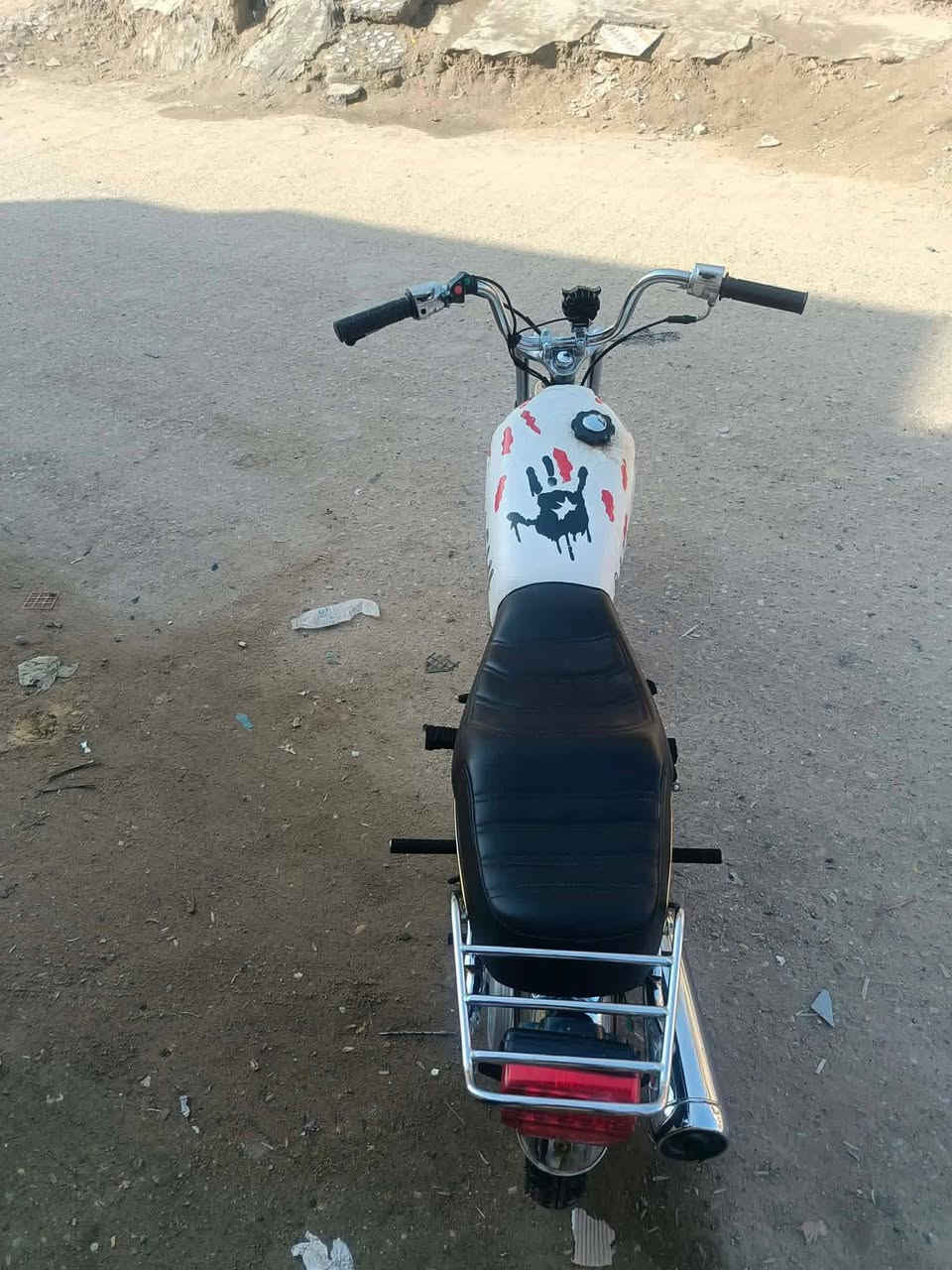 السلام عليكم نامة أصولي  صار شهر من معمرة كلوبات شغال أمامي خلفي باتري موجود وجوزه همه وهاي  اليوم أول تبديل دهن لان ماطلع بيه شاصي ٢٠ أوراق أصولي السعر ٨٥٠ وبيها مجال قليل هذا رقمي للشراي *********** مكاني ناصرية شارع ٣٠
