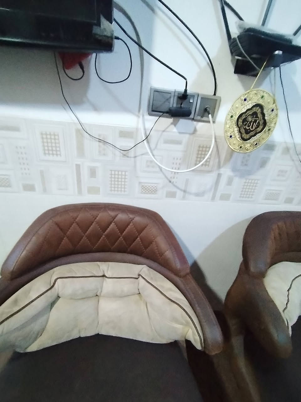 كرسيين خشب صاج بورمي إيطالي في الغزاليه السعر ٥٥  ألف للاستفسار *********** / ***********
