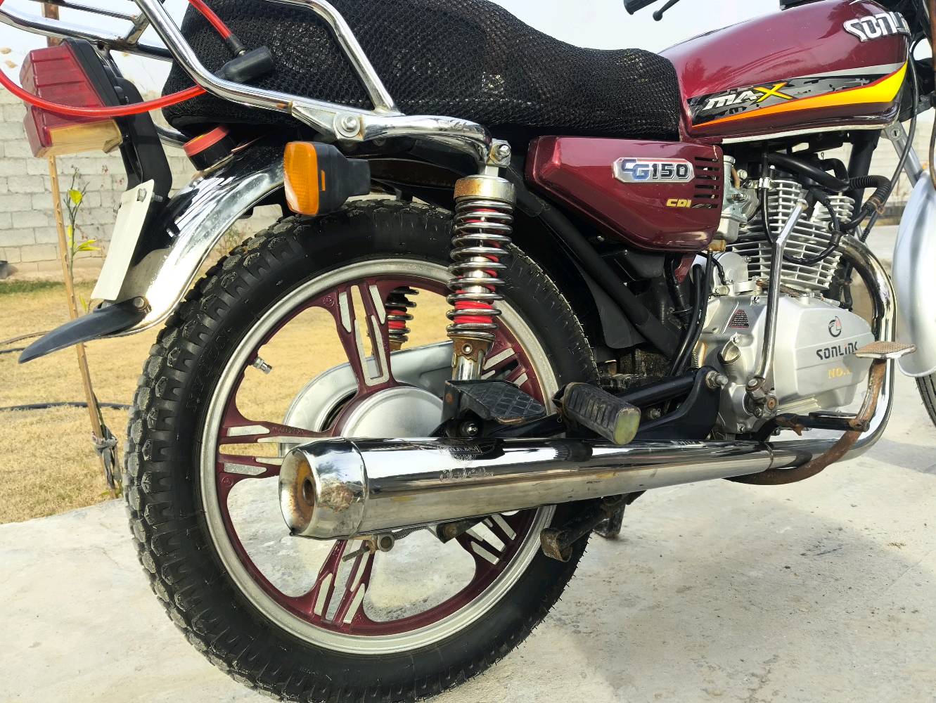 دراجة سولنگ أيراني للبيع 
المحرك 150. ((5)) كير 
 محرك مكفول ممفتوح 
نقوصاتها باتري ضعيف واشاير فقط 
الدراجه مال جناي 