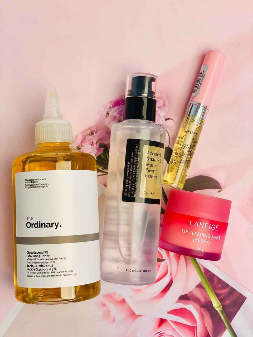 باكج العناية المتكامل – إشراقة وترطيب متكاملة لجميع أنواع البشرة 
باكج العناية هذا مصمم خصيصاً لتلبية كل احتياجات البشرة من تنظيف، تقشير، ترطيب، وحتى العناية بالشفاه والرموش. 

💛 تفتيح وتقشير البشرة – The Ordinary Glycolic Acid 7% (كندا 🇨🇦)
هذا التونر يقوم بتقشير الخلايا الميتة بلطف، تنظيف المسام بعمق، ويساعد على توحيد لون البشرة ومنحها إشراقة طبيعية. استخدامه المنتظم يقلل من البقع الداكنة ويترك البشرة ناعمة ونضرة.

🐌 ترطيب وتجديد البشرة – COSRX Snail 96 Mucin Power Essence (كوريا 🇰🇷)
اسنس الحلزون يغذي البشرة ويعزز ترطيبها العميق، يصلح آثار الحبوب ويمنح البشرة ملمساً ناعماً وممتلئاً. المنتج مثالي للبشرة الجافة والحساسة، ويترك إحساساً بالراحة طوال اليوم.

💗 ترطيب وتنعيم الشفايف – LANEIGE Lip Sleeping Mask – Berry (كوريا 🇰🇷)
ماسـك الشفايف الليلي يرطب الشفايف بعمق، يعالج التشققات، ويجعلها وردية وناعمة عند الاستيقاظ. مناسب لجميع الفصول ويضيف لمسة نعومة ساحرة للشفاه.

🌸 تقوية وتكثيف الرموش – ETUDE My Lash Serum (كوريا 🇰🇷)
سيروم الرموش يغذي بصيلات الرموش، يقلل التساقط، ويساعد على زيادة الطول والكثافة بشكل طبيعي. استخدامه اليومي يمنح رموشك مظهراً أكثر جمالاً وصحة.

منشأ المنتجات الكوري 🇰🇷الكندية 🇨🇦 بغداد, العراق


**إذا كنت صاحب هذا الإعلان وتريد حذفه لأي سبب، رجاءا أرسل رسالة إلى الدعم الفني**