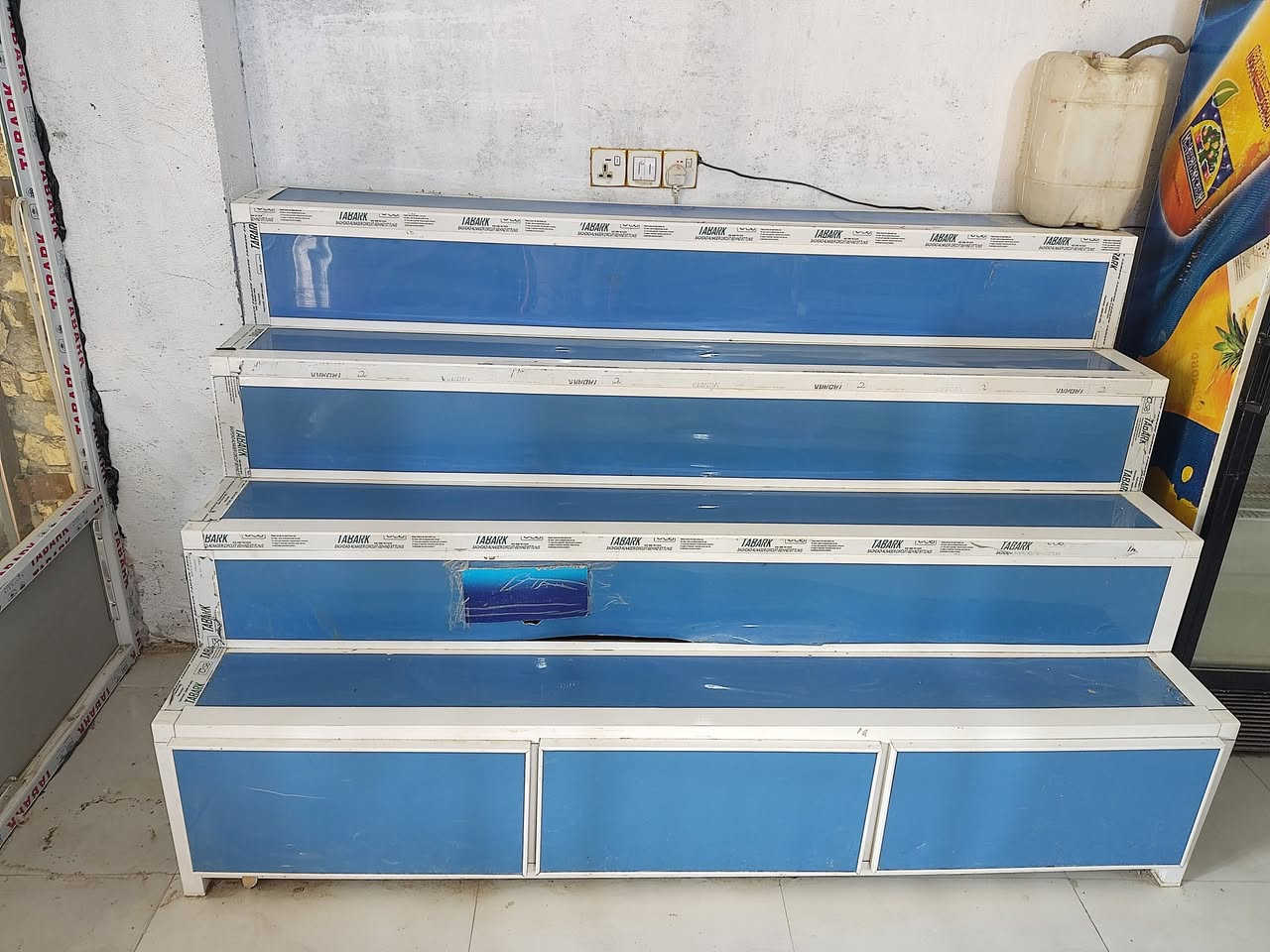 محل كامل للبيع المكان العكيكه مقابيل مركز شرطة الجديد 
***********
