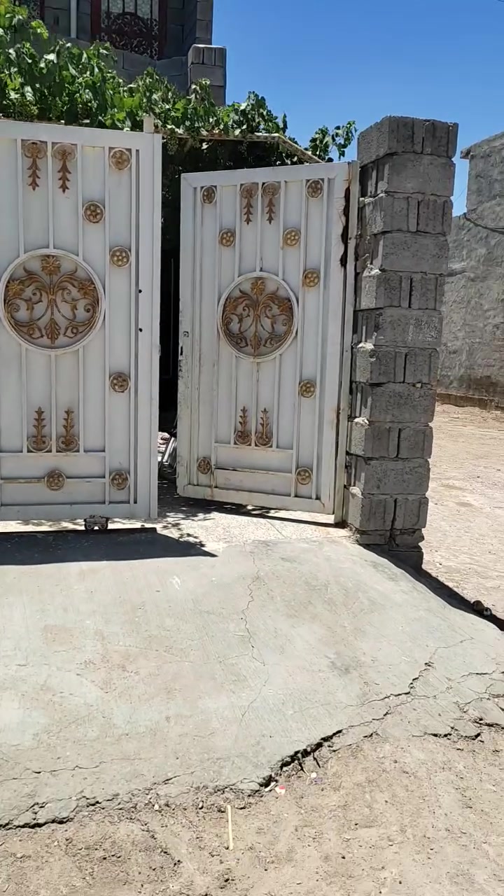 بسم لله الرحمن الرحيم دار للبيع طابو زراعي سند ٢٥ على طريق الازركيه قرب مسجد الازركيه قريب جدا عن تقاطع الازركيه بتجاه الكورنيش البيت طابقين بناء بلوك يحتوي على اربع غرف نوم غرفتين فوق وحمام وصاله كبيره وغرفتين وصاله ومطبخ وحمام ومنور واستقبال كبيره مثل ماموضح في الفديو كما يوجد ممر متر على طول البيت  مساحت البيت الكليه ٢٤٠ متر البيت جاهر للسكن للستفسار على الرقم *********** وعلى الواتساب مو جود والتوفيف من الله
