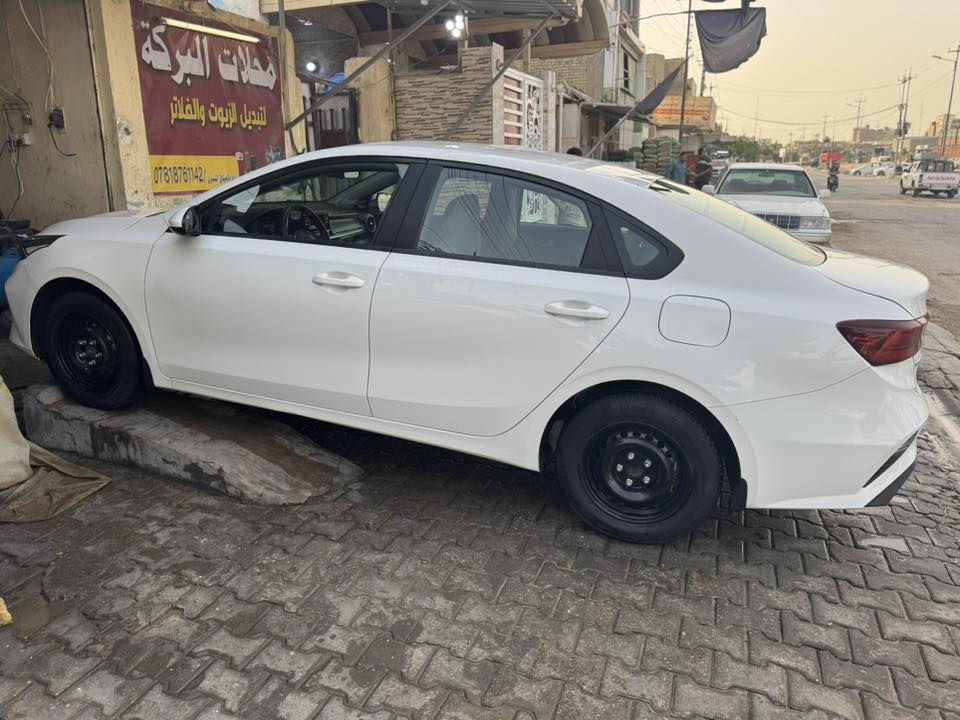 سيراتو 23 نص فول
بيها بارد شبر ممسوي على حطته
داخل لونين تبريد قطعتين

رقم أربيل الجديد 
مكان السياره نجف
السعر 160 وبيها مجال بسيط الاتصال واتساب ***********
