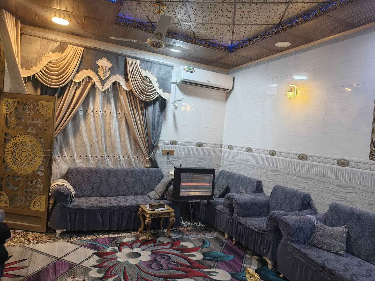 🪙بيوت اثنين مع قطعة ارض100م  للبيع 
الموقع.. كربلاء قرب سيطرة الأبراهيمية يبعد على الشارع العام 150 متر مقابل جامعة العميد و مستشفى العميد الجديدة
الاول المساحة : 150 متر
الواجهة: 12 متر / النزال : 12.5 متر
سنة البناء: 2022
جنس العقار: طابو زراعي سند 25
تفاصيل البيت الاول
استقبال
صالة
غرفة النوم    
مطبخ البارد
مطبخ الحار 
صحيات داخلية وخارجية وفي الطابق الثاني 
ثلاثة غرف نوم مع مجمع صحيات موضحات في الفيديو 
و ايضاً مخزن في الصطح 
والبيت الثاني مساحة 100 متر
واجهة 8 ونزال 12.5
 يحتوي على 
صالة 
استقبال 
مطبخ 
غرفة نوم 
مجمع صحيات
السعر  270 
للأستفسار الاتصال على الارقام : ‏‪***********
***********
