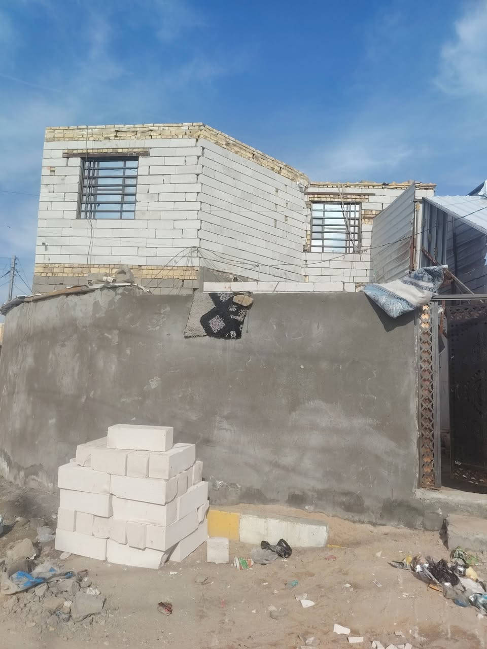 بيت وشقه ١٤٠متر
سديناويه مقابل طابو البيت يحتوي علئ دوانيه وصاله ومطبخ وصحيات وساحه

والفوك نفس البنا بسعر مناسب75 علمأ البيت ركن ع3شوارع كافة الخدمات الشقه بعدهه ممسكونه جديده

***********
