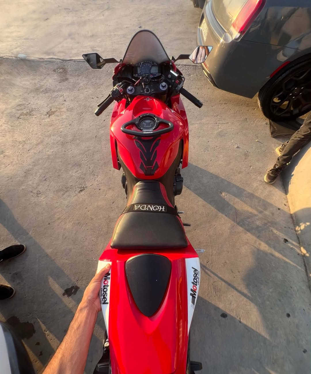 600Rr2009
مەکینە کەپس هەموو گیانی بە شەرت ٢ تایەی لۆکی لەسەرە کامل جوانکاری  بۆ کراوە رادیتەری سفری لەسەرە ***********
