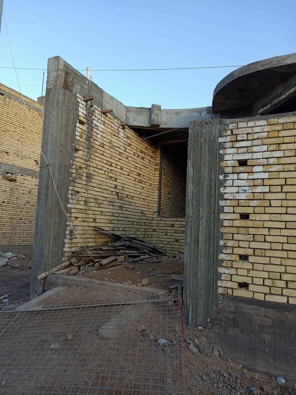 هيكل للبيع مساحه 150م يحتوي على غرفه صاله استقبال مطبخ حمام داخلي وخارجي العنوان الفداء نهاية شارع ابو لبنان مقاطعه 26 توزيع المالكي البيت موقعه حلو وكافه الخدمات متوفره وتگدر تسحب عليه اسكان السعر 90 مع المجال القليل لتواصل ***********
