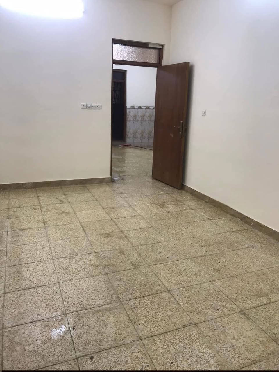 دار للايجار طابق واحد اربع شوارع خلف مول فيروز بالطابو  غرفتين وستقبال وصاله ومطبخ سعر 500الف***********
