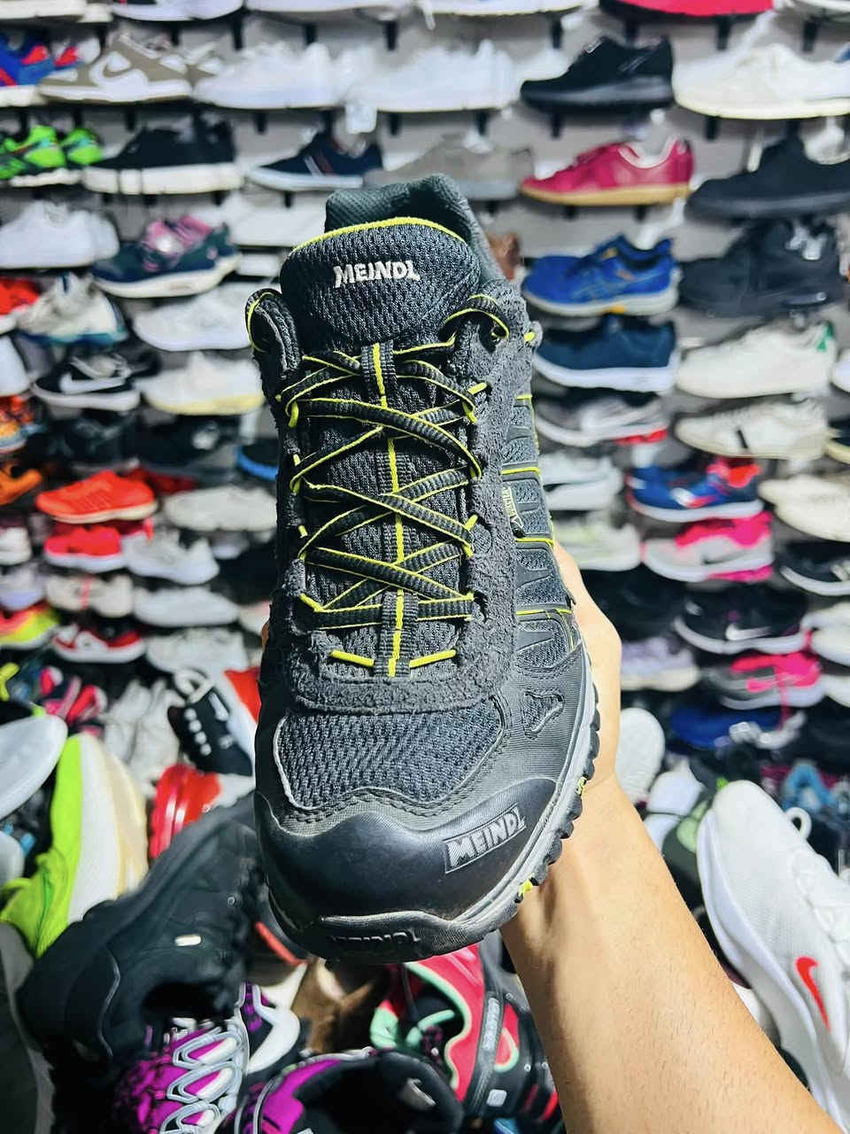 میندال - Goretex
قیاس ٤٤ — UK 10 
نظافة ٩٦٪
سعر ٤٠ الف مع توصیل


**إذا كنت صاحب هذا الإعلان وتريد حذفه لأي سبب، رجاءا أرسل رسالة إلى الدعم الفني**
