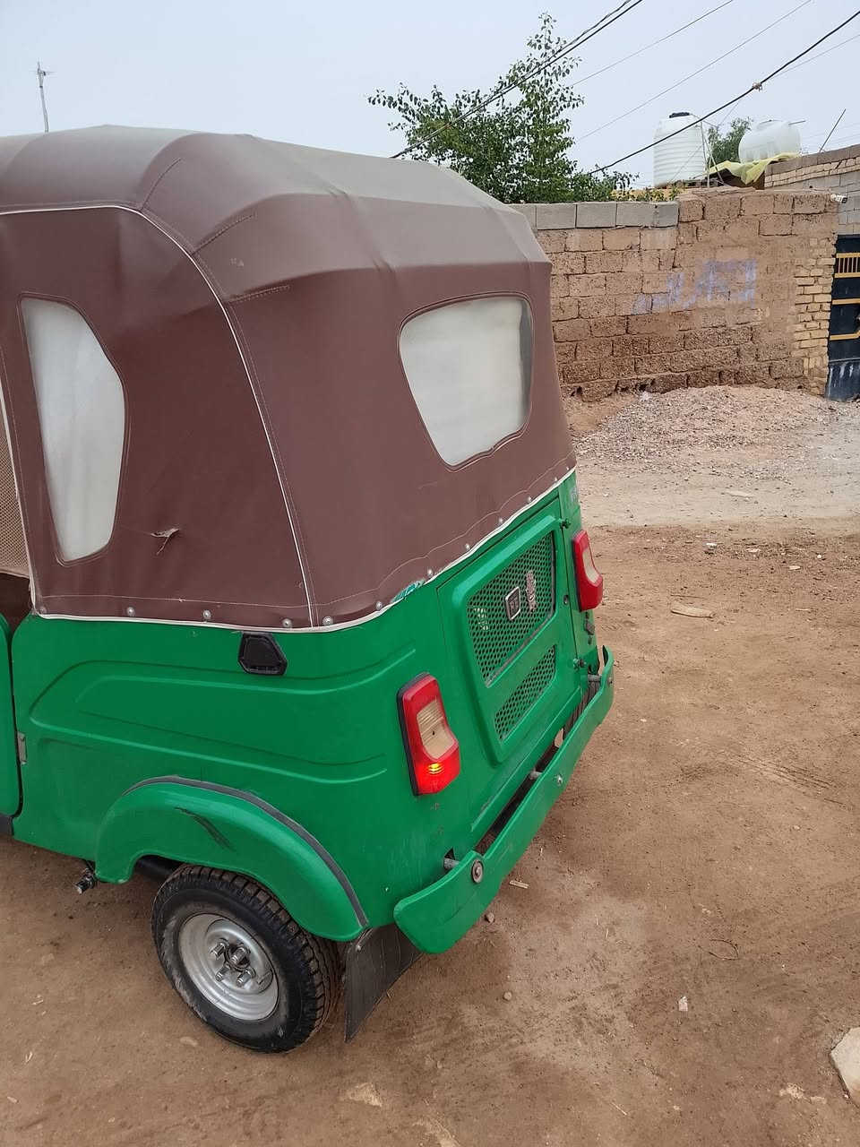 سلام عليكم تكتك البيع السعر 7600ملاين وبيه مجال تكتك نضيفه ما بيه اي شي بس ضربه بل تكمه ومعدله والباقي كفاله وخياسات معمره تكتك وراق مكاني ميسان حي المعلمين الجديد الفتح الاولى الرقم ***********
