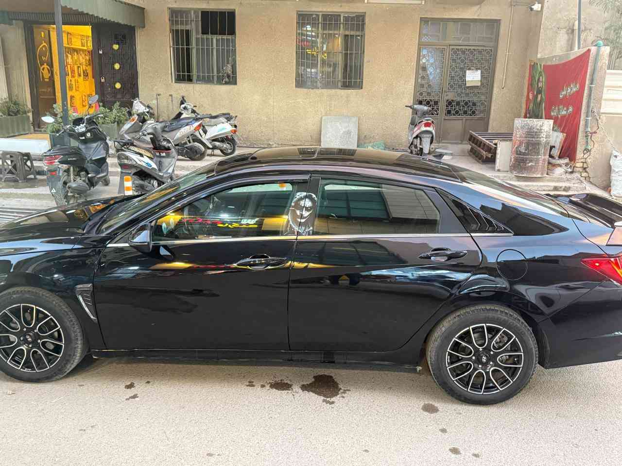 سلام عليكم 
الانترا 2023
سيارة حادثها بابين جهة سايق بدون ايرباك
سيارة جديدة بمعنى الكلمة
تخم تاير جديد كشرها نضيف
طستها ناعمة
لمتدد فول مواصفات 
نقصها بس سايق 
مكاني بغداد جميلة 
*********** 
سعر 160 بيها مجال
