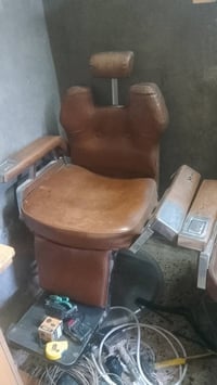 كراسي حلاقة للبيع شبح واحد شغال والثاني يرادلة صيانة بغداد العبيدي ٠٧٧...