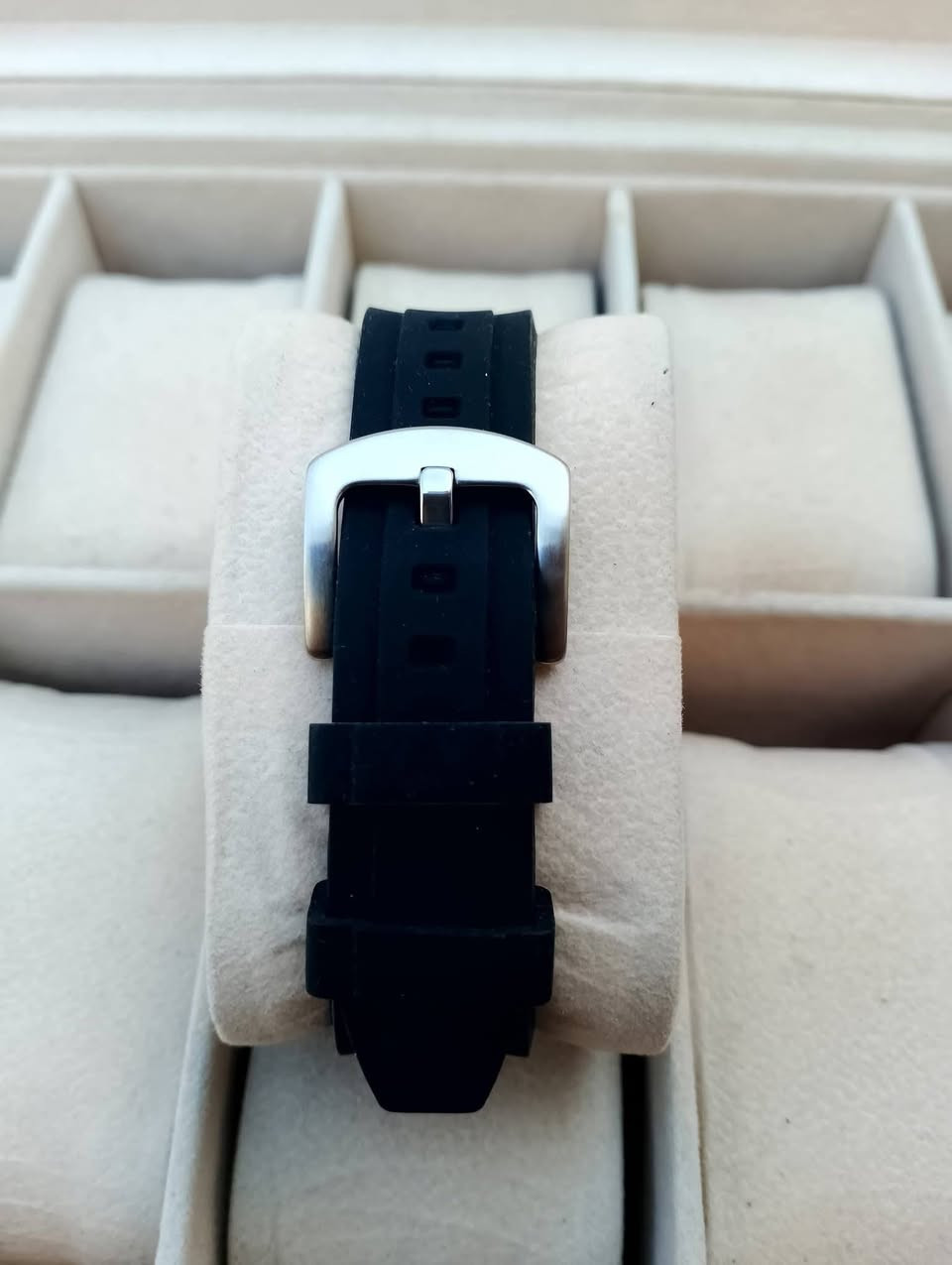 بسم الله الرحمن الرحيم 
تحيه طيبه للجميع ♥️ 
للبيع ساعه فوسيل
مكينه روندا سويسري اصلي 
سير ربل اصلي 
مكينه بطاريه 
السعر 50 الف 💵💵 
العنوان بغداد الدورة 
يوجد توصيل إلى جميع محافظات العراق وبغداد أيضاً 
للحجز والاستفسار المراسله على الخاص او على الرقم 
ه‍ *********** ☎️ متوفر واتساب
