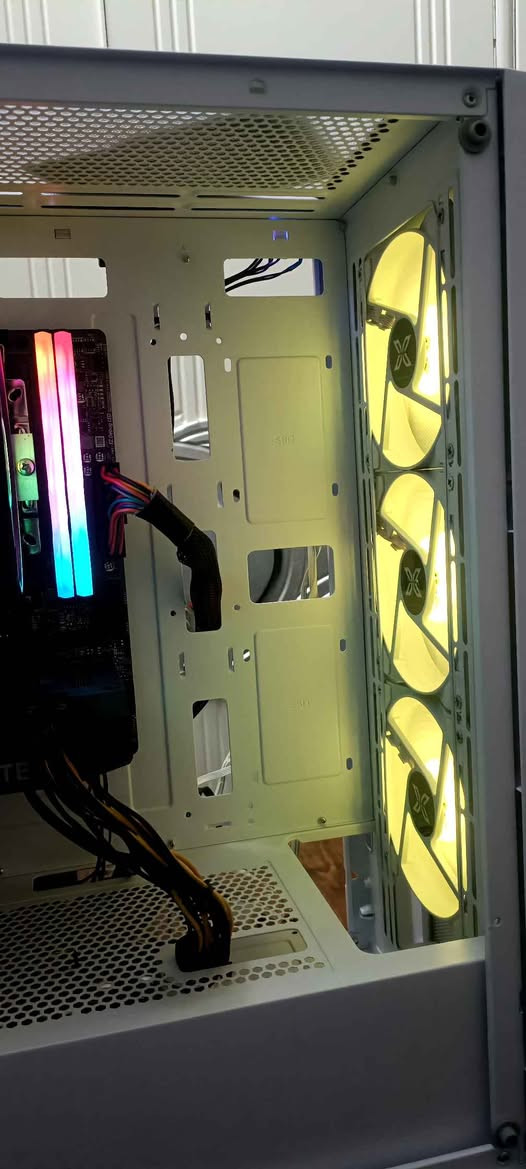 R5 3600x+fan rgb
Mb.msi A520m pro
Rtx gigabyte 3060 12gb
Ram klevv 2x8 16gb 3200hz rgb
M.2 crocal 500gb
Power supply segotop 750w
Case xigmatek 4 fan rgb ابيض 
سعر ٨٧٥ نضافه القطع الكل ١٠٠٪ 
ملاحظه المذر بورد جديد والهارد جديد الباقي مستعمل شرط الفحص وضمان يومين للفحص مكاني بغداد ومتوفر توصيل
*********** بغداد, العراق
