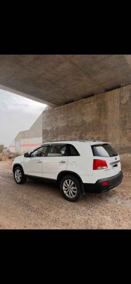 سورنتو  2012 اربعه سلندر ما مضروبه مابيه صبغ  لون ابيض سبعه راكب بصمه رقم انبار جديد  السعر 165 بيه مجال للشراي
 رقم الهاتف  ***********
