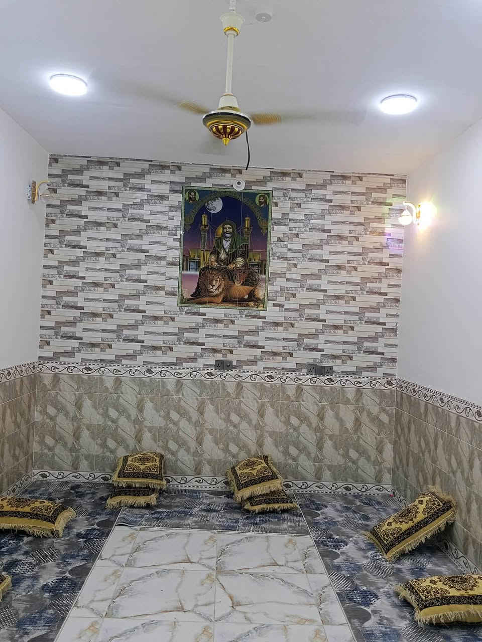 السلام عليكم دار للبيع المساحه ٢٠٠ م بناء بلوك جديد كهرباء + ماء + يتكون من غرفتين + صاله +استقبال + صحيات داخلي + خارجي + مطبخ  مجاري الشارع مشمول التبليط مشمول بالطابو الموقع الحمزه الشرقي  كاع ابو سكينه قرب المدارس الصينيه ***********
