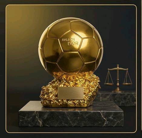 مجسم الكرة الذهبية (Ballon d'Or) الفاخر 
​عش شغف كرة القدم واقتنِ رمز التفوق الأسطوري! نقدم لكم مجسم "الكرة الذهبية" بتصميمه المذهل وتفاصيله الدقيقة، ليكون القطعة الأبرز في غرفتك، مكتبك، أو الهدية المثالية لعشاق الساحرة المستديرة. هذا المجسم ليس مجرد زينة، بل هو تحفة فنية تعكس روح الانتصار والبطولة.
​ أبرز مميزات المجسم:
​وزن ثقيل واحترافي: يتميز المجسم بـ وزن ثقيل يمنحه طابعاً احترافياً وقيمة عالية عند حمله، مما يجعله يحاكي شعور حمل الجوائز الحقيقية الفاخرة.
​طلاء ذهبي شديد اللمعان: يتمتع بلمسة ذهبية براقة وعاكسة للضوء بجودة استثنائية (كما يظهر بوضوح في الصور)، مما يضفي عليه مظهراً خاطفاً للأنظار.
​دقة في التفاصيل: تصميم الكرة يحمل تقطيعات سداسية مطابقة للواقع، مع نقش بارز وواضح لشعار "BALLON D'OR" على الواجهة.
​قاعدة فنية متينة: يستند المجسم على قاعدة صلبة ذات ملمس صخري ذهبي فريد، تزيد من ثباته وتضيف لمسة جمالية مضاعفة.
​لوحة إهداء مخصصة: تحتوي القاعدة على مساحة مستطيلة ناعمة وفارغة، وهي مثالية لحفر اسمك، اسم فريقك، أو كتابة إهداء خاص لشخص عزيز.
​الاستخدامات المثالية:
​هدية استثنائية: الخيار الأول والأفخم لأي شخص مهووس بكرة القدم (سواء كان لاعباً أو مشجعاً).
​ديكور فخم: يضيف طابعاً رياضياً أنيقاً عند وضعه على أرفف العرض، المكاتب، أو بجانب مقتنياتك الثمينة.
​جوائز البطولات: قطعة التتويج المثالية للبطولات المحلية، الدوريات الرمضانية، أو مسابقات البلايستيشن بين الأصدقاء.
السعر المذهل:
​احصل على هذه التحفة الفنية بسعر تنافسي جداً:
18,000 فقط!
​اطلبها الآن وتوج نفسك أو من تحب بأعرق جوائز كرة القدم!