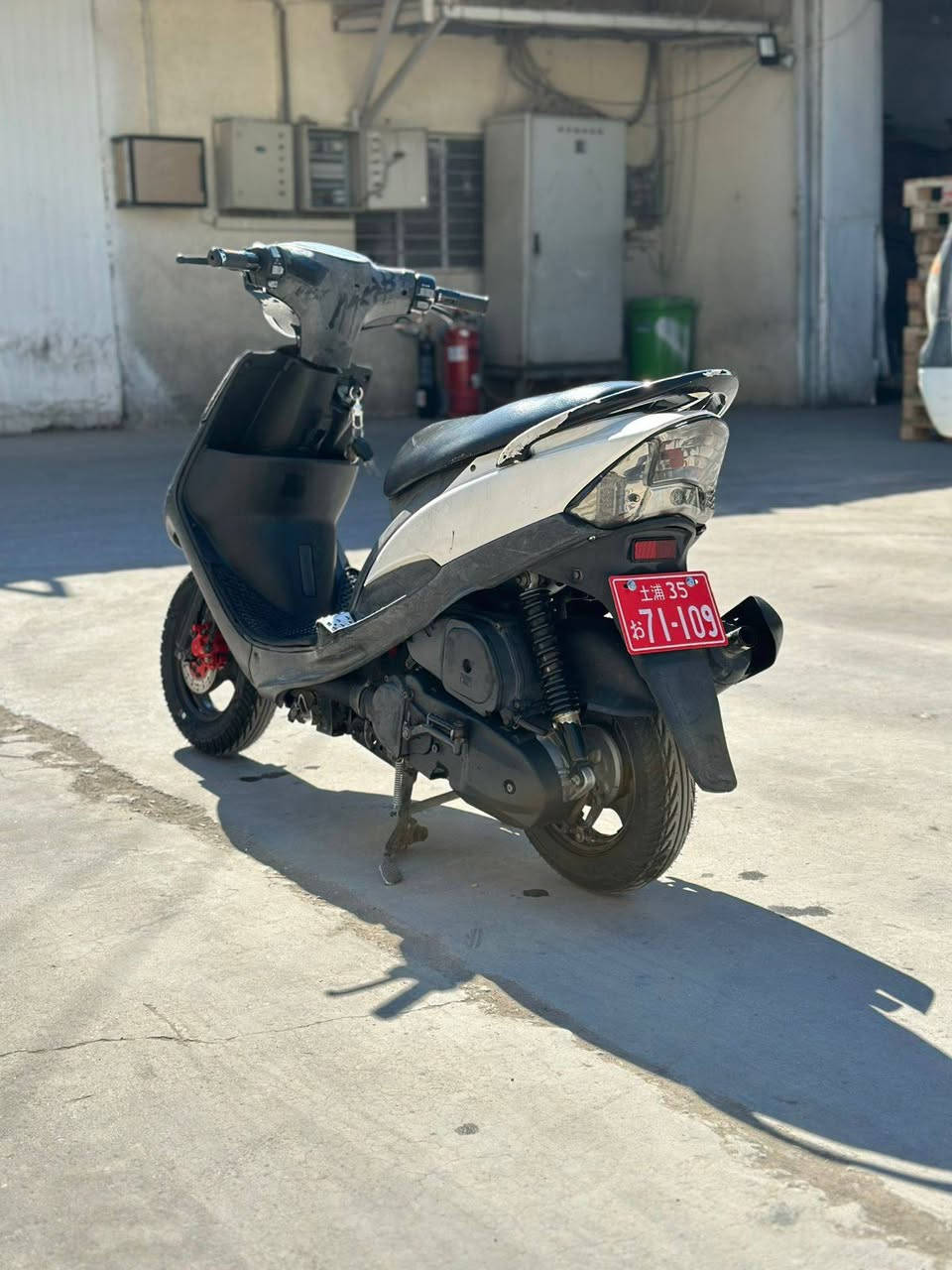 سلام عليكم دراجه ماكس عدله لون ابيض أوراق اصولي محرك وكاله وشلعته  فول كلشي مكفول اله الشاصي صار حادث وصار بيه عواج والباقي كله على كفالتي صاله 6اشهر طالعة من المعرض 
العنوان كربلاء الحر 
الرقم ***********
