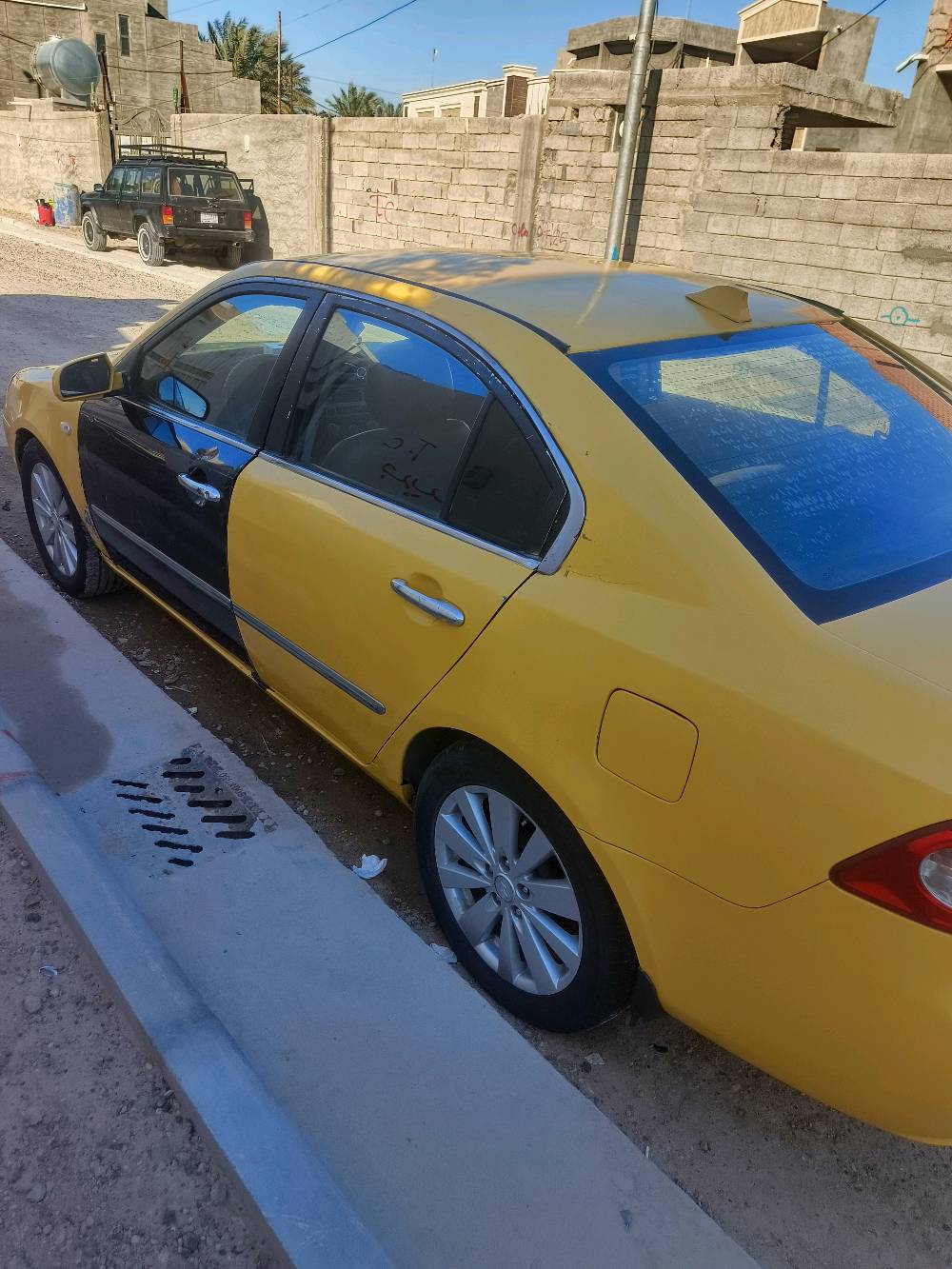 الرمادي الزراعه قرب شارع 60علما ان السياره مشفيه على صفحه السائق بس ماكينه وجير سليمات حداديه سليمه