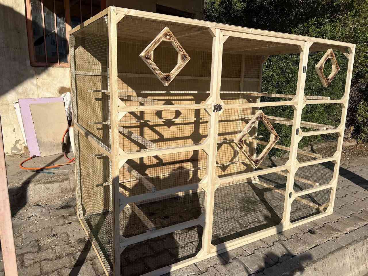 سلام عليكم 
شغل حسب طلب زبون مغلف لايلون 
قياسات 
ارتفاع150سم
النزال80سم
العرض 200سم
العنوان كركوك قرب جسر ولاده حي نور 
شغل جميع خانات كشوانيات ابراج ؏ طلب 
***********
