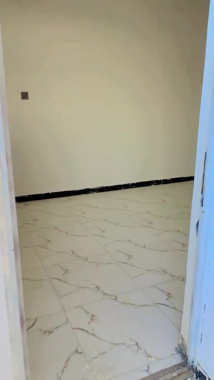 السلام عليكم بيت مساحه 100 زراعي وصل طابو مكانه ناصريه منطقه سبل ثانيه  
غرفتين وصااله ومطبخ وصحيات داخليه وخارجيه واستقبال ودرج خارجي 
بناء بلوك صب كونكريت اساس وسقف وأسطح شتايكر 
يحتوي على تانكي ماي وكيزر ومغاسل وماطور وجاهز للسكن لبيت مامسكون وسعر مناسب للتوصل ***********
